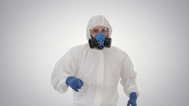 Le docteur danse en combinaison de protection contre le virus sur fond de gradient . — Video