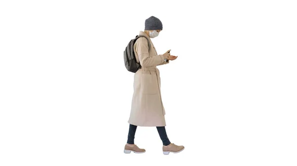 Vrouw lopen in medisch masker met behulp van ontsmettingsmiddel voor haar handen Genezing — Stockfoto