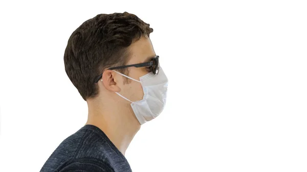 Hombre ciego caminando en máscara médica y gafas oscuras en la espalda blanca — Foto de Stock