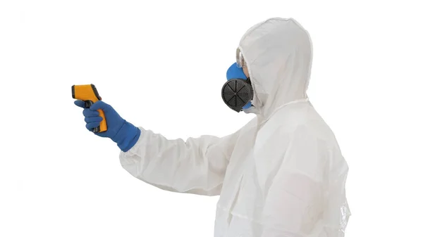 보호용 가위를 착용하고 있는 코로나 바이러스 의사의 체온을 검사한다 — 스톡 사진