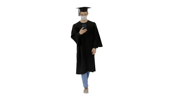 Νεαρός με φόρεμα αποφοίτησης περπατώντας σε ιατρική μάσκα χρησιμοποιώντας sma — Φωτογραφία Αρχείου