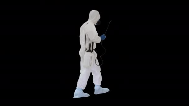 Científico en traje de materiales peligrosos que camina y desinfecta contra el virus del riesgo biológico, Alpha Channel — Vídeo de stock