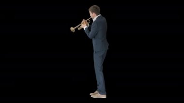 Takım elbiseli bir müzisyen trompet çalıyor, Alpha Channel.