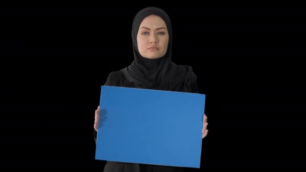 Muslimische Frauen protestieren in Schwarz gekleidet und mit einer leeren Karte, Alpha Channel — Stockvideo