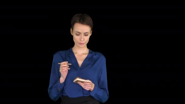 Jeune femme réfléchie en tenue décontractée intelligente toucher lèvre avec crayon et à la recherche d'idée et de l'écrire, Alpha Channel — Video