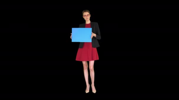 Бізнес - жінка, яка тримає порожній банер Альфа - канал. — стокове відео