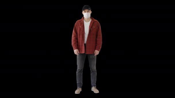 Αγρότης φορώντας ιατρική μάσκα κοιτάζοντας στην κάμερα δείχνει ok σημάδι, Alpha Channel — Αρχείο Βίντεο