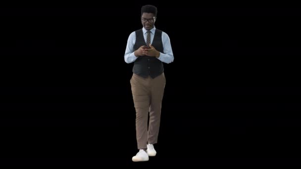 アフリカの男がトランペットを吹いて歩くアルファチャンネル — ストック動画