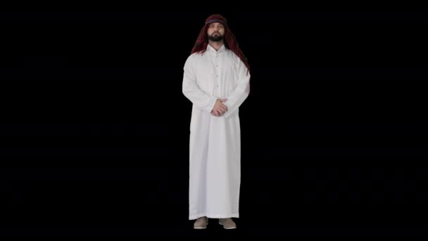 Serious arab sheikh man wearing keffiyeh standing, Alpha Channel — Stock Video