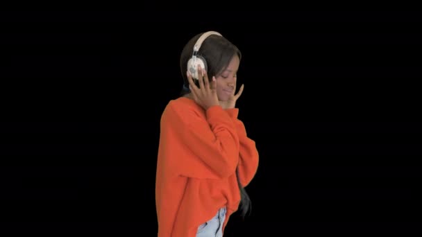 Gelukkig Afrikaans vrouw dragen draadloze koptelefoon luisteren muziek, Alpha Channel — Stockvideo