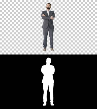 Beyaz gömlekli, elleri bağlı, kendinden emin genç bir adam.,