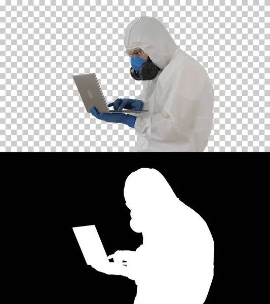 Doutor em terno protetor trabalhando no laptop e ter um bom resu — Fotografia de Stock