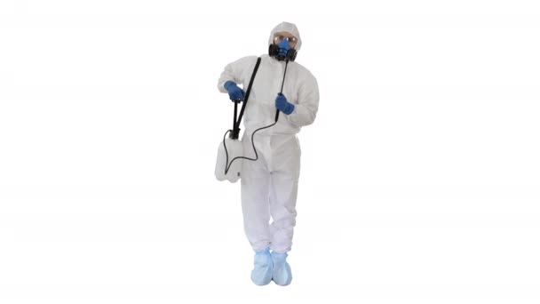 Hombre con traje protector y máscara sosteniendo un desinfectante listo para trabajar sobre fondo blanco . — Vídeos de Stock