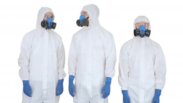 Команда ученых или врачей в защитных костюмах готова к работе скрещивая руки на белом фоне . — стоковое видео