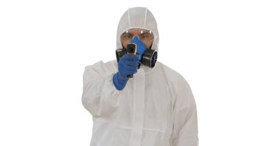 Koruyucu kıyafetli erkek doktor dijital kızılötesi ısı tutuyor.