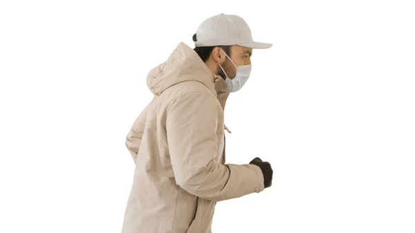 Ault homem de jaqueta e em máscara médica correndo em backgrou branco — Fotografia de Stock