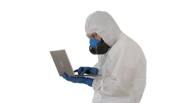Orvos védőruhában dolgozik laptop és miután jó resu — Stock Fotó