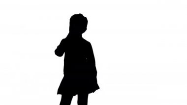 Tatlı, mutlu kız hayali mikrofona şarkı söylüyor..