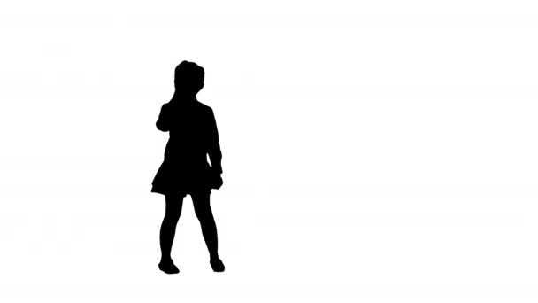 Silhouette Nettes glückliches Mädchen singt in imaginäres Mikrofon. — Stockvideo
