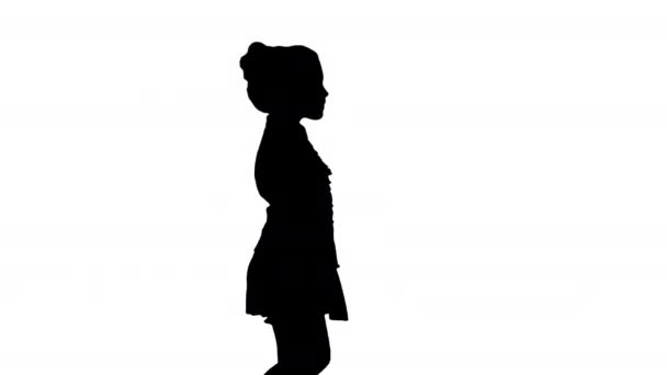 Силуэт Маленькая девочка в школьной форме проходит мимо . — стоковое видео