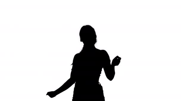 Silhouette Girl tanzt und telefoniert. — Stockvideo