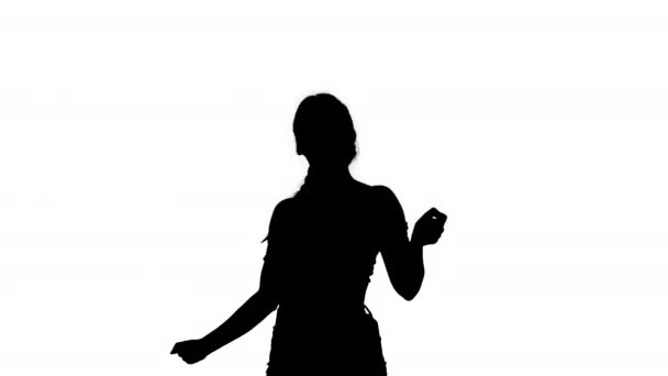 Silhouette Fille danse et aswering l'appel au téléphone . — Video