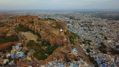 Jodhpur şehir manzaralı Mehrangarh Kalesi. Jodhpur, Rajasthan, Hindistan 'da bir UNESCO Dünya Mirası sahası.