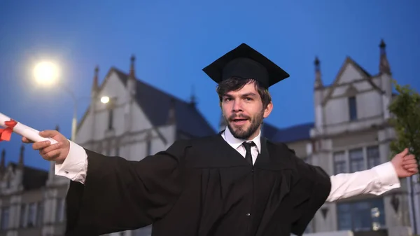 Mężczyzna absolwent taniec w akademicki. — Zdjęcie stockowe