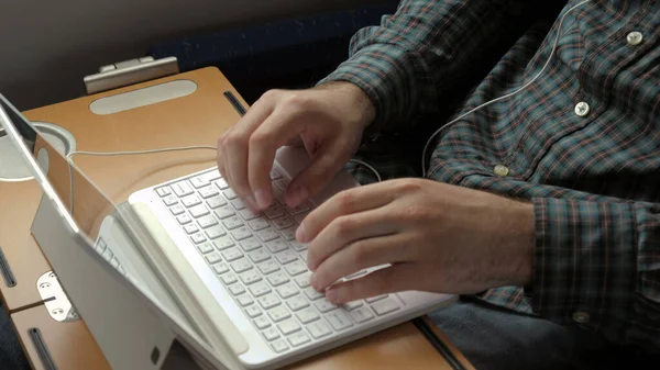Mãos de homem trabalhando no laptop. — Fotografia de Stock