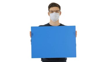Sağlık maskeli genç adam Whit 'e pankart gösteriyor ve sergiliyor