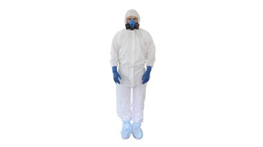 Koruyucu giysi giyen doktor işaret ve başparmak gösteriyor.