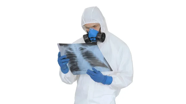 Médecin en combinaison de protection marchant avec une image radiographique — Photo