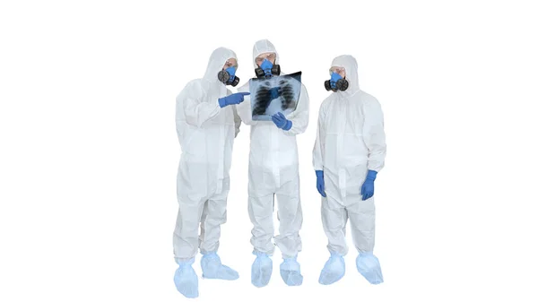 Equipo de médicos en trajes de protección mirando los pulmones de rayos X en wh — Foto de Stock