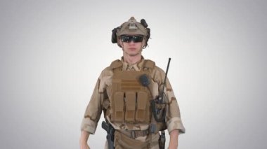 Cephane komandosu eğimli arkaplanı selamlıyor..