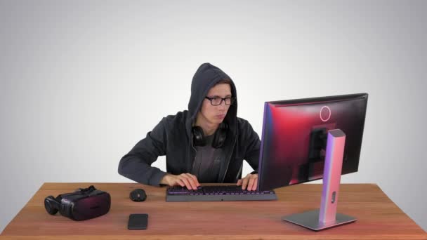 Hacker psaní na počítači rychle na pozadí přechodu. — Stock video