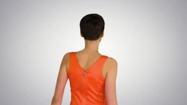 Gradyan arka planda Orange Sundress ile Dans Eden Kız.