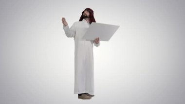 Şeyh, yan tarafındaki binanın projesinin grafiksel arka planına bakıyor..