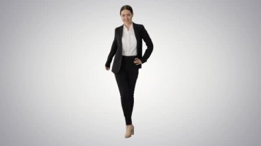 Neşeli ve Mutlu Genç İş Kadını Etkin bir şekilde dans ediyor.