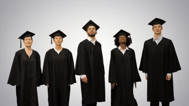 Grupo de estudiantes de posgrado cantando como coro en el fondo gradiente . — Vídeos de Stock