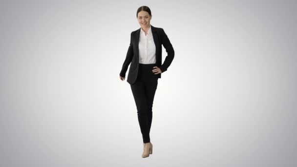 Vrolijk en gelukkig jonge zakenvrouw actief dansen tijdens het lopen op gradiënt achtergrond. — Stockvideo