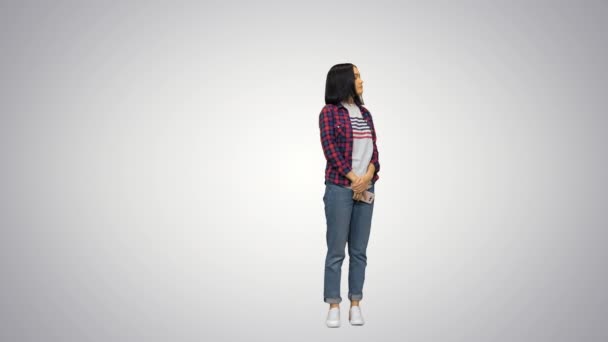Flicka väntar på sina vänner Glada multiracial ungdomar vänner träffas på lutning bakgrund. — Stockvideo