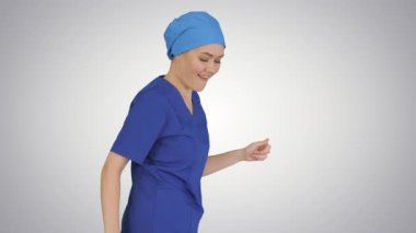 Kız doktor dans ediyor ve arka planda yürüyor..