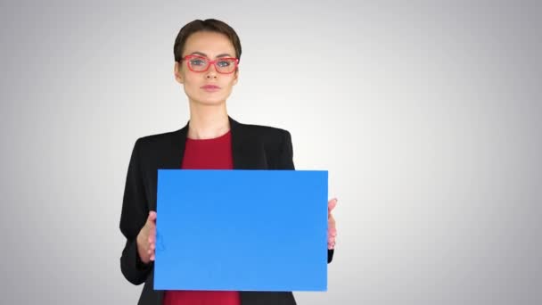 Businesswoman holding an empty banner on gradient background. — Stock Video