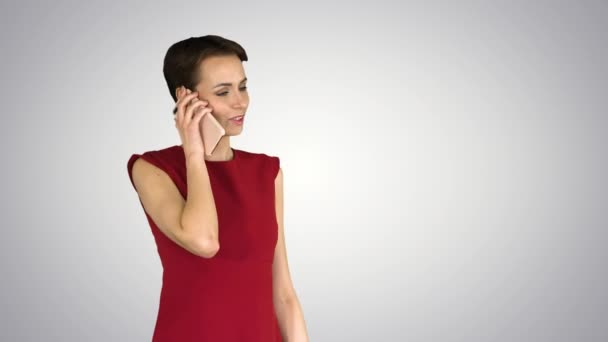 Schattige mooie dame praten op mobiele telefoon op gradiënt achtergrond. — Stockvideo