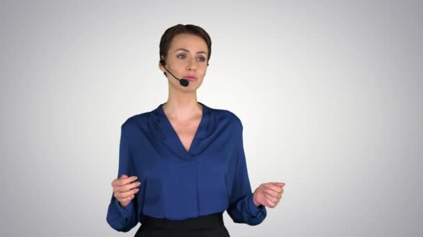 Maturo bella donna d'affari asiatica che lavora come rappresentante call center su sfondo gradiente . — Video Stock