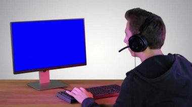 Pro Oyuncu Gradyan Arkaplanda Video Oyunlarında Model Monitörde Oynuyor.