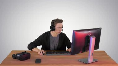 Gradyan arka planda Heyecanlı Oyuncu Çevrimiçi Video Oyunu.