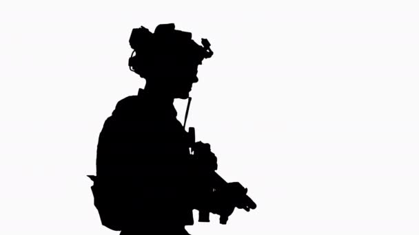 Guardabosques Silhouette US Army en uniforme y armas caminando . — Vídeo de stock