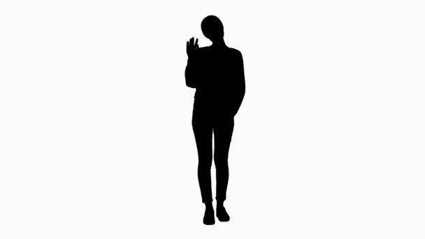 Silhouet Gelukkige jonge vrouw zwaait hand om u te begroeten. — Stockvideo