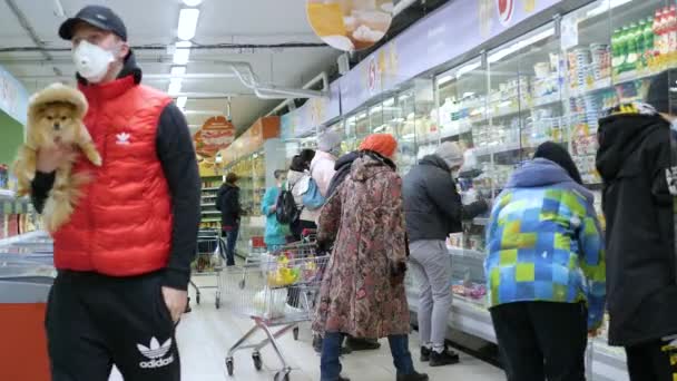 Nizhny Novgorod, Rusya, 6 Nisan 2020. Yerel mağazalarda tıbbi maske takanlar. — Stok video